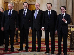 Presidents espanyols des de 1982: Felipe González (1982-1996, PSOE), Mariano Rajoy (PP, 2011-...), el Rey Juan Carlos I, José Luis Rodríguez Zapatero (2004-2011, PSOE) i José María Aznar (PP, 1996-2004)